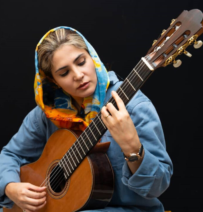 maryam babaei playing guitar