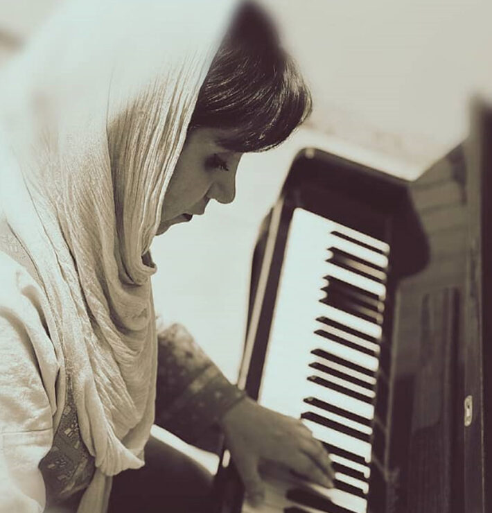 sarah-ehtesham-playing-piano