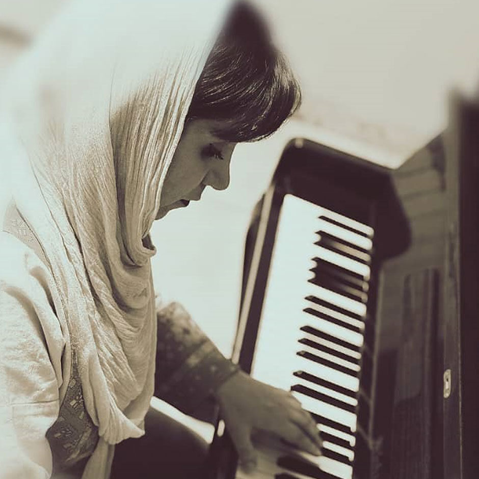 sarah-ehtesham-playing-piano