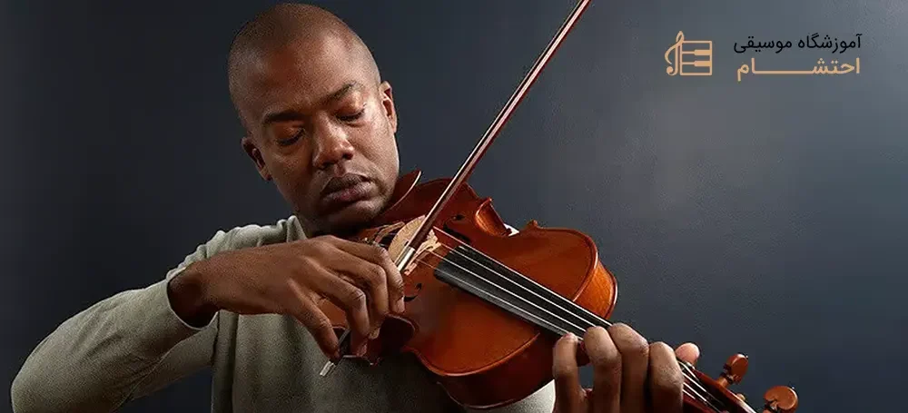 a man playing violon with eyes closed