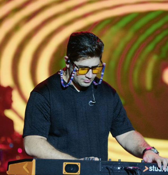 karen-saadat-playing-keyboard-on-a-consert-stage