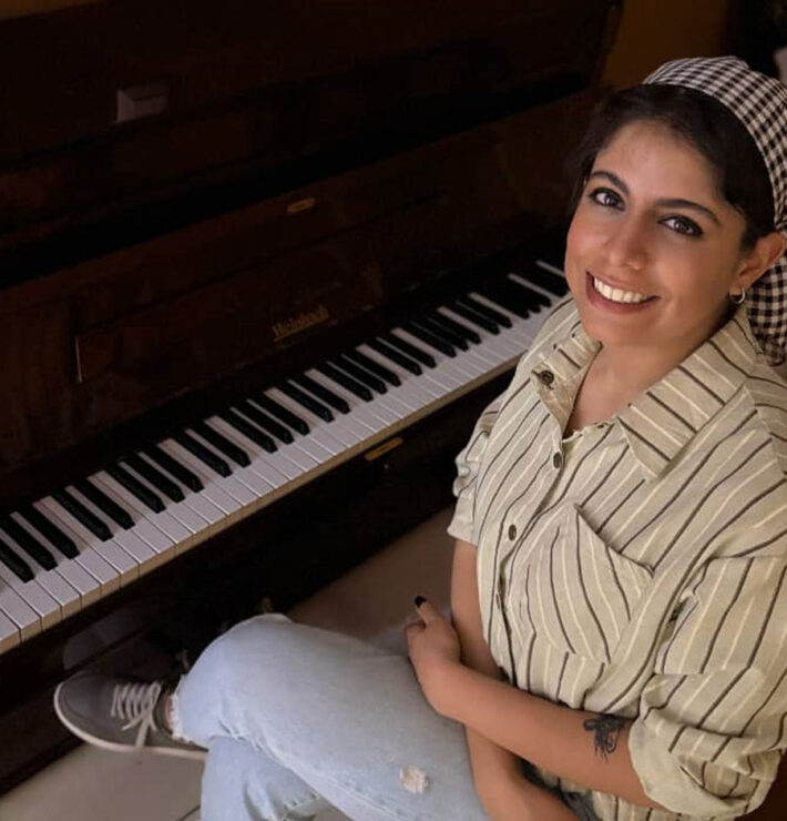 sana-rakhshannde-in-front-of-a-piano