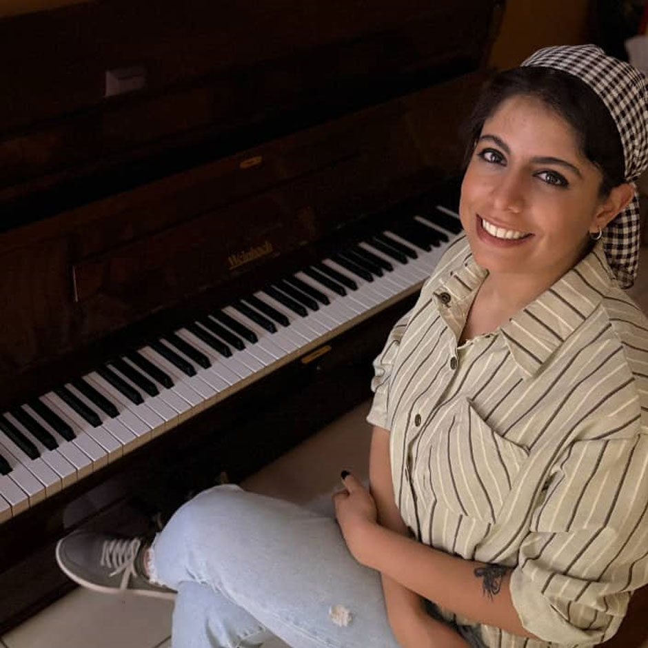 sana-rakhshannde-in-front-of-a-piano