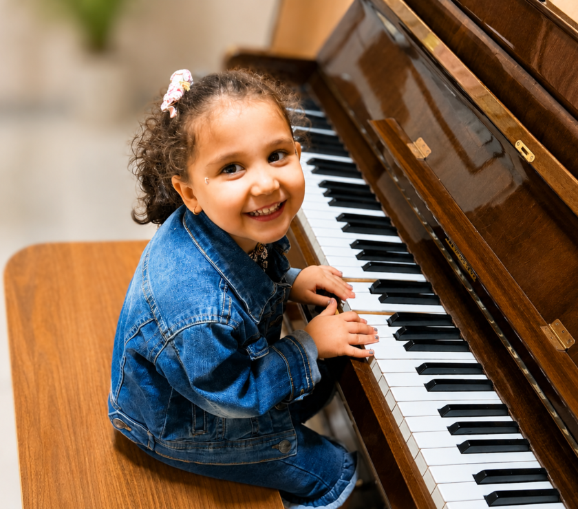 kid is enjoying her music class