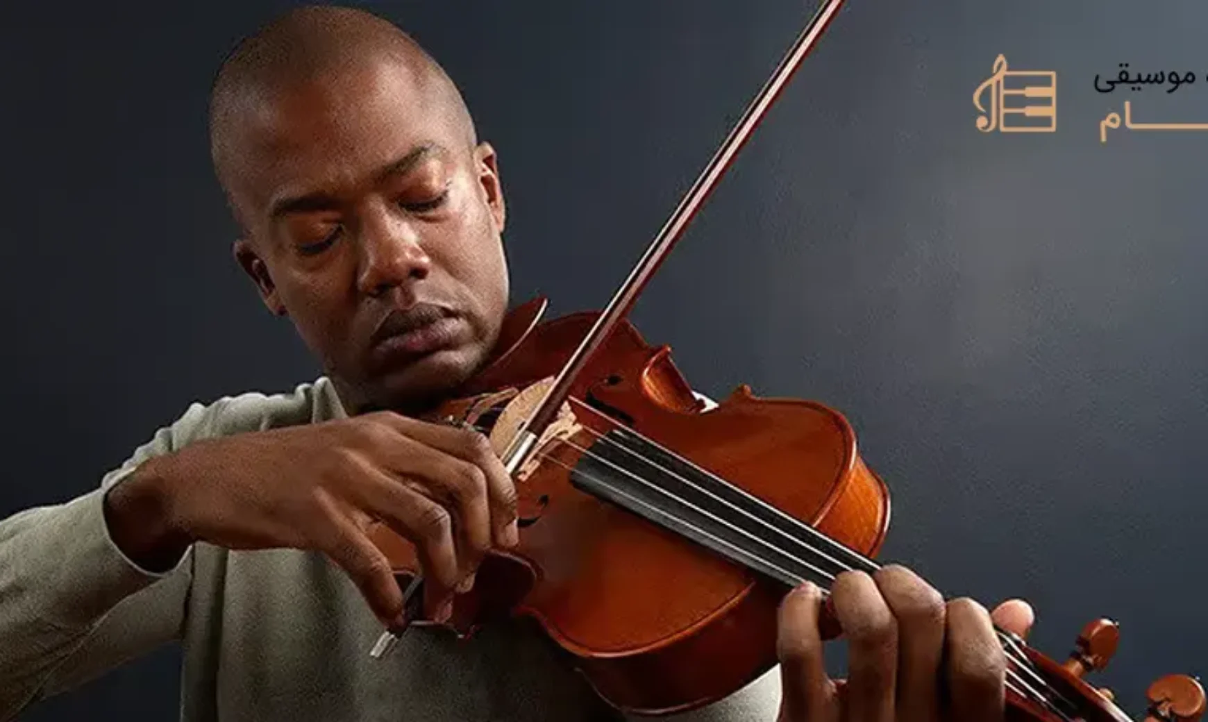 a man playing violon with eyes closed